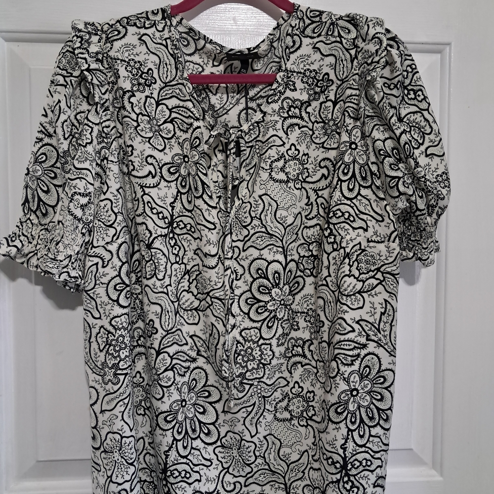 Black & White Floral Puff-Sleeve Women's Top. New With Tags